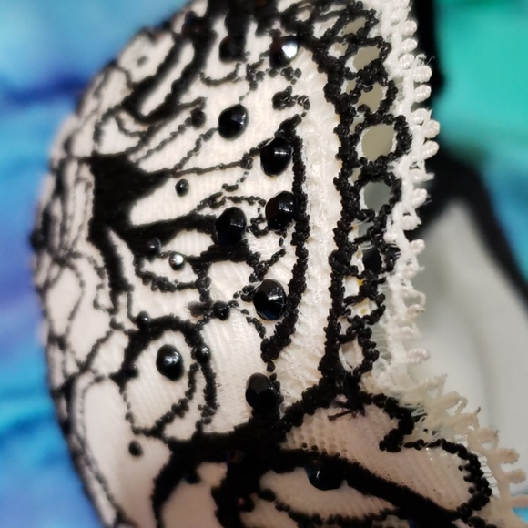 Victoria's Secret Blk/Wht Rhinestone Bra sz34C - Picture 5 of 8